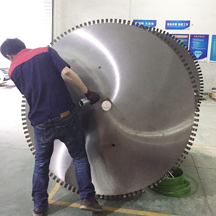 large diamond saw blade maintenance